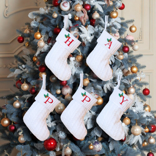 Weiße, bestickte Weihnachtsstrümpfe mit Initialen 2