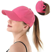 Baseballpet met opening voor paardenstaart voor dames, gemaakt van sneldrogend mesh.
