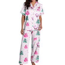 Pijama navideño estampado, top de manga corta con botones y pantalón de satén suave, ropa de dormir para noches acogedoras de vacaciones.