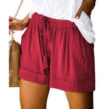 Calça curta feminina plus size confortável com cordão, cintura elástica e bolsos.