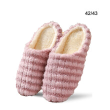 Pantufas de tricô com forro de lã e espuma viscoelástica para uso interno e externo.