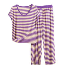 Damespyjamaset met strepen in grote maten: mouwloze tanktop met V-hals en wijde broek met zijzakken. Zachte 20% modal-katoen-polyester mix. Maten: