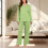 Conjunto de pijama feminino com decote em V, mangas compridas e calça. 1