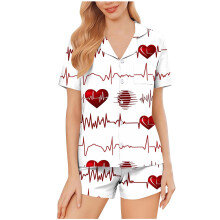 Pijama feminino para o Dia dos Namorados, com botões frontais, manga curta e estampa de corações. Composição: 95% poliéster, 5% elastano.