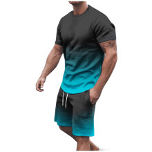 Conjunto masculino de duas peças, composto por camiseta de gola redonda estampada, blusa de manga curta e shorts, com bolsos. Ideal para o verão.