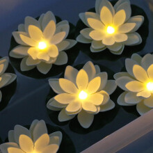Lot de 12 guirlandes lumineuses flottantes étanches en forme de lotus, 12,5 cm, alimentées par piles, activées par l'eau, blanc chaud –