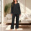 Conjunto de pijama feminino com decote em V, mangas compridas e calça. 1