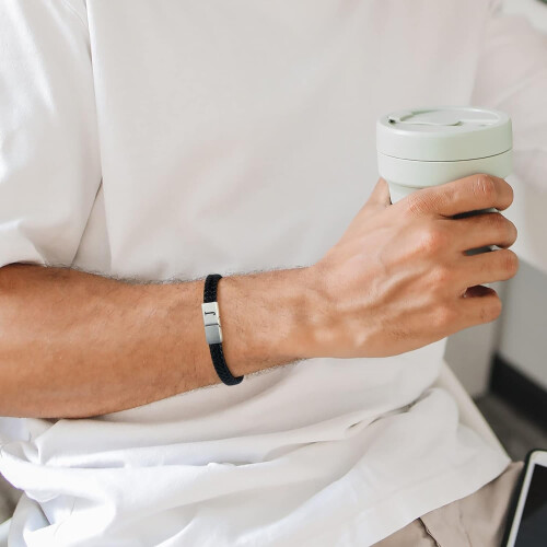 Pulsera de cuero para hombre con cierre magnético e inicial. 2