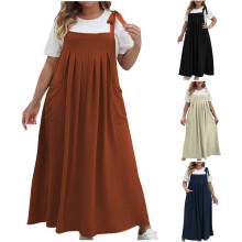 Macacão feminino plus size com bolsos, sem mangas, modelo regata, ideal para ocasiões casuais.