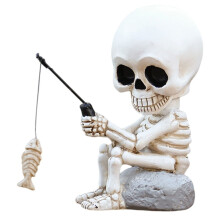 Fiskeskelettstaty i harts Halloweendekoration 9,7 cm