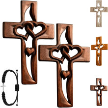 Croix en bois sculptée à la main avec des cœurs entrelacés