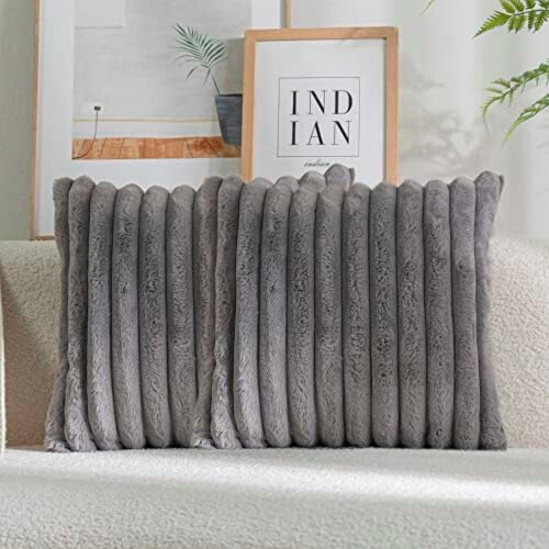 Conjunto com 2 capas de almofada quadradas em pele sintética e veludo.