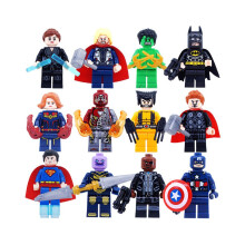 12 bloques de construcción de superhéroes: Destruye al Capitán América, Hulk, Superman, Batman y Lobezno.