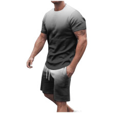 Conjunto masculino de duas peças, composto por camiseta de gola redonda estampada, blusa de manga curta e shorts, com bolsos. Ideal para o verão.