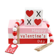 Valentinstag-Bücherstapel aus Holz mit 4XOXO-Schildern