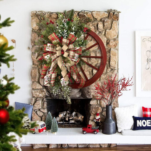 Κόκκινο στεφάνι με χριστουγεννιάτικες διακοσμήσεις σε σχήμα τροχού άμαξας 1