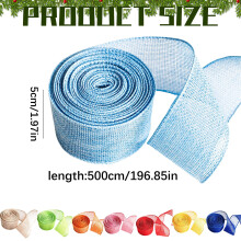 Un rotolo di nastri decorativi per le feste, con fiocchi in tessuto effetto cotone larghi 5 cm e strisce di tessuto disponibili in diversi colori.