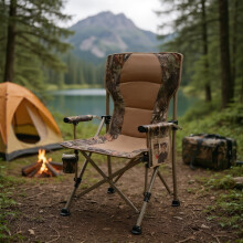 Cadeira de camping portátil com estrutura metálica de 180 kg e pés antiderrapantes, ideal para adultos em trilhas, pesca e praia.