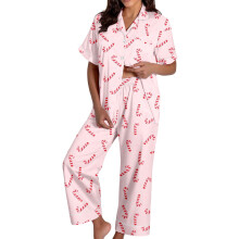 Pijama navideño de satén con top de manga corta abotonado y pantalones cómodos para las fiestas.