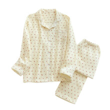 Leuke damespyjama voor de herfst: Little Cherry Double Crepe pyjama met revers, lange mouwen en lange broek, complete huispakset.