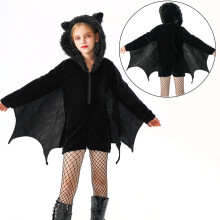 Dievčenský netopierí overal s okrídlenými krídlami na Halloween