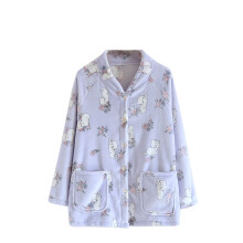 Pijama feminino de flanela estampada com mangas compridas na cor coral.