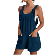 Macacão curto de verão feminino, modelo solto com nó frontal, sem mangas, pernas largas e bolsos.