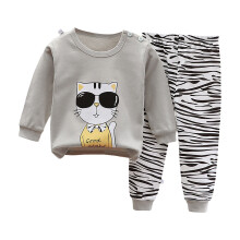 Meisjesoutfit: lichtgewicht trui met lange mouwen en cartoonprint en zachte broek. Comfortabele outfit voor thuis, geschikt voor peuters en kinderen.