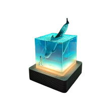 Veilleuse cube en résine représentant une baleine et un plongeur, avec socle en bois