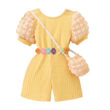 Gele meisjes jumpsuit van ribgebreide stof met pofmouwen.