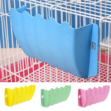 Hangende voerbak voor konijnen, cavia's, chinchilla's en ratten – Duurzame, ruimtebesparende plastic grasmat, geschikt voor kleine dierenkooien.