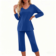 Dames zomerpyjamaset: top met V-hals en korte mouwen, bestaande uit een broek.