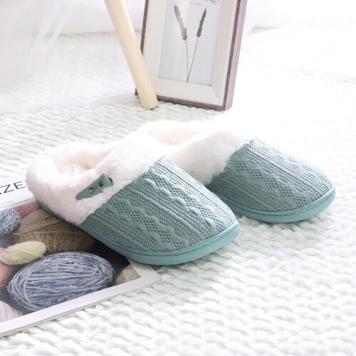 Pantofole da donna in memory foam, comode, morbide e foderate in pile effetto lana, ideali per interni ed esterni.