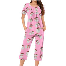 Damespyjamaset met kerstprint, 2-delig: top met korte mouwen en knoopjes + capribroek met trekkoord in de taille, elastisch en comfortabel.