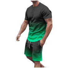 Conjunto masculino de duas peças, composto por camiseta de gola redonda estampada, blusa de manga curta e shorts, com bolsos. Ideal para o verão.