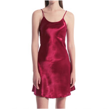 Camisola feminina de uma peça, modelo longo, com alças finas, decote redondo e forro interno.