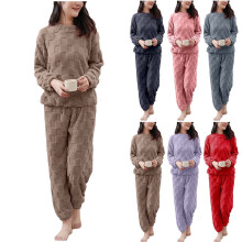 Completo pigiama da donna in morbido velluto, caldo e comodo per l'inverno.