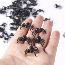50 st 2 cm läskiga plastspindlar små falska spindelskämtleksaker för prank halloween