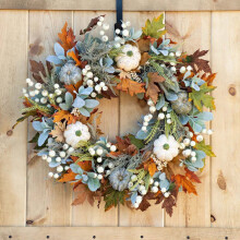 Couronne d'automne rustique avec citrouille et baies
