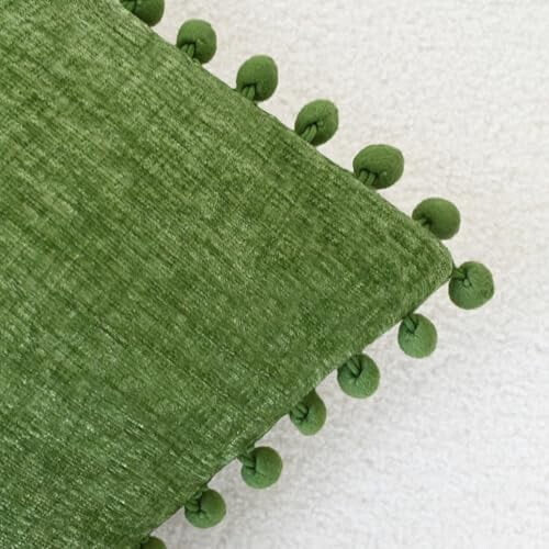 Capas de almofada decorativas 22x22 polegadas (2 unidades), capas de almofada em chenille verde-floresta com pompons, tingidas em cor sólida 2