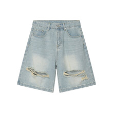Pantalones cortos vaqueros de hombre azul claro rasgados, de talle alto y pierna ancha.