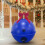 Aufblasbare Weihnachtskugel (60 cm) mit Glöckchen und Schleife 5