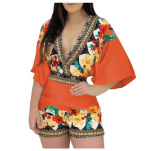Macacão feminino vintage com estampa floral, decote em V profundo, mangas curtas e calça curta.