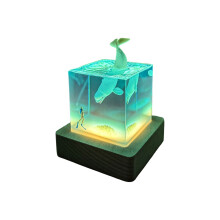 Veilleuse en résine avec motif de baleine et scène océanique, socle en bois. Lampe de table décorative cubique 3D représentant une baleine et un