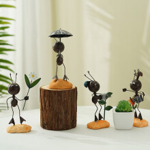 Figura decorativa de hierro y resina con forma de hormiga.