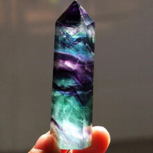 Natürlicher Regenbogen-Fluorit-Quarzkristall, sechseckiger Zauberstab, Heilstein, lila-grüner Edelstein für Feng Shui-Dekoration, Heim- und