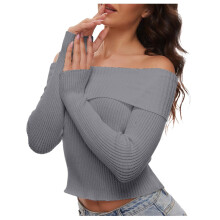 Suéter feminino de malha canelada, modelo pulôver com ombros à mostra.