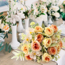 Bouquet de roses artificielles avec marguerites et feuillage