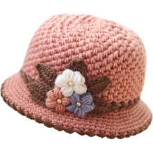 Gorro feminino de tricô estilo francês com estampa floral.