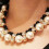 Collana girocollo da donna con perle finte e strass bianchi 3